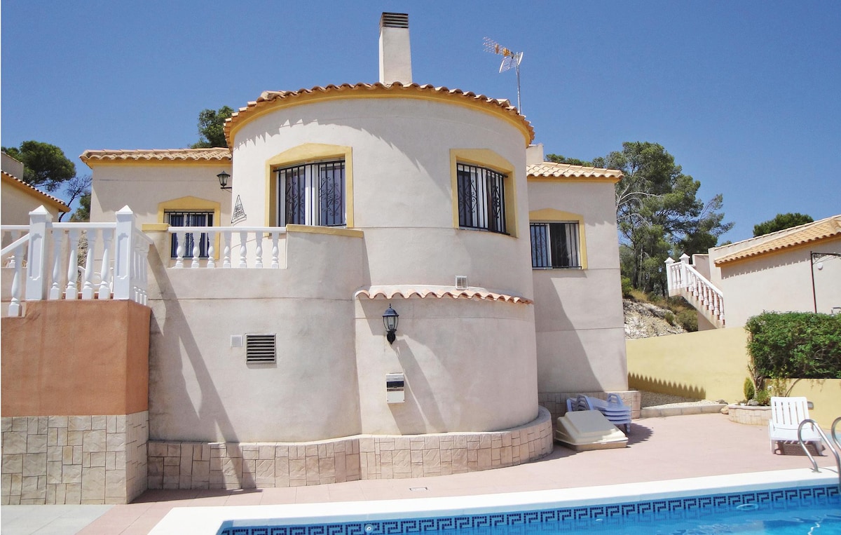 Beautiful home with WiFi, Outdoor swimming pool
