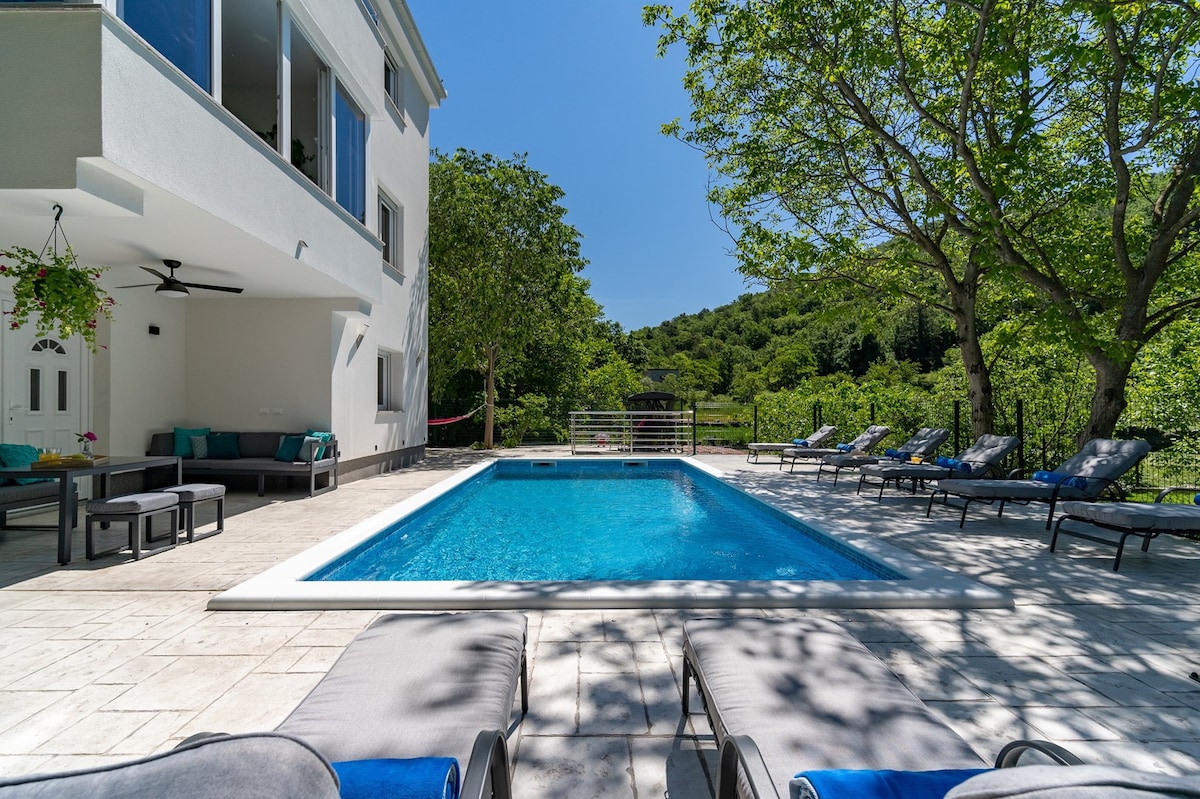 Villa Zara- 34 sqm heated Pool, Jacuzzi, Billiard