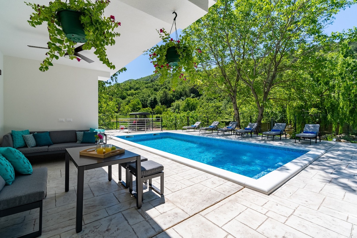 Villa Zara- 34 sqm heated Pool, Jacuzzi, Billiard