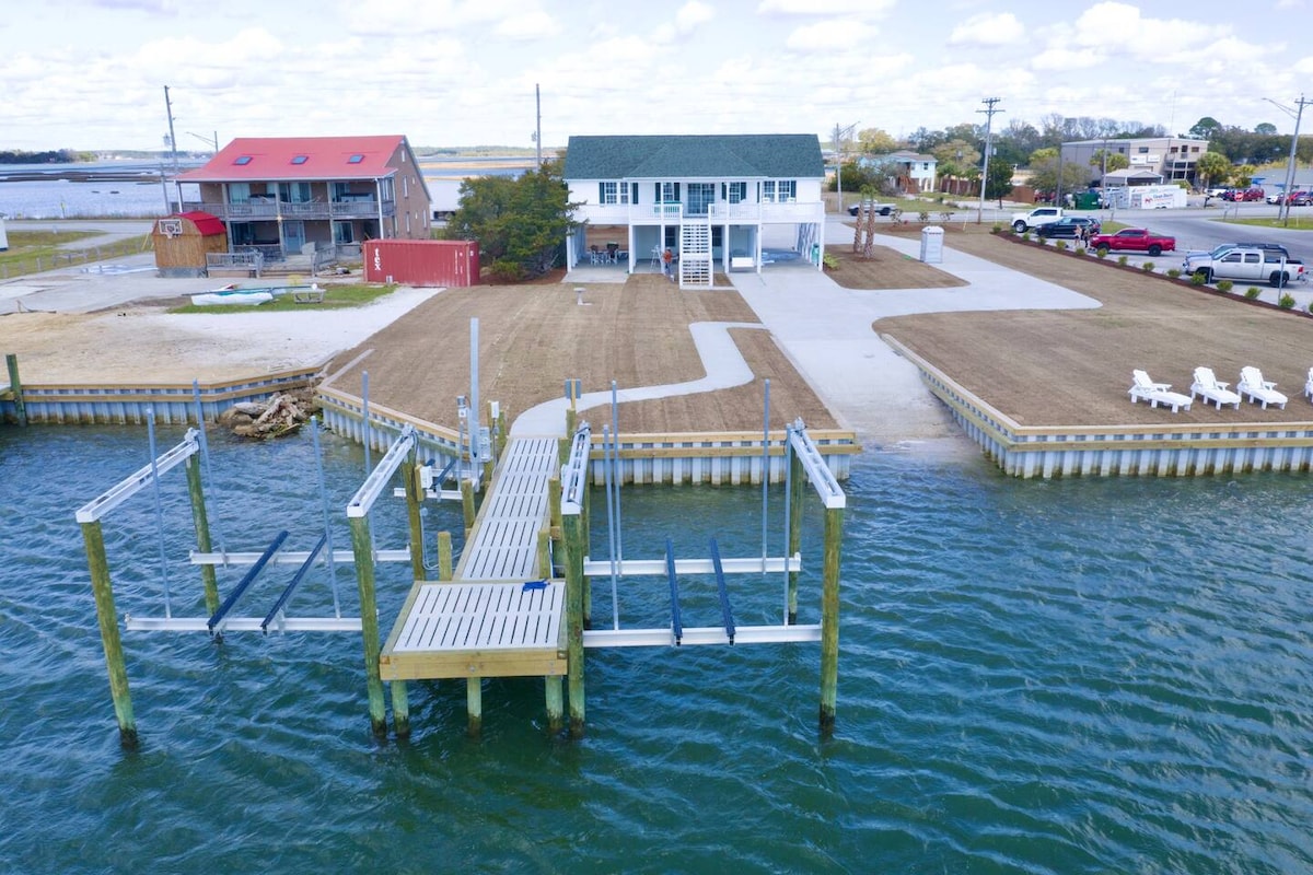 Beautiful waterfront home with private ramp/lifts