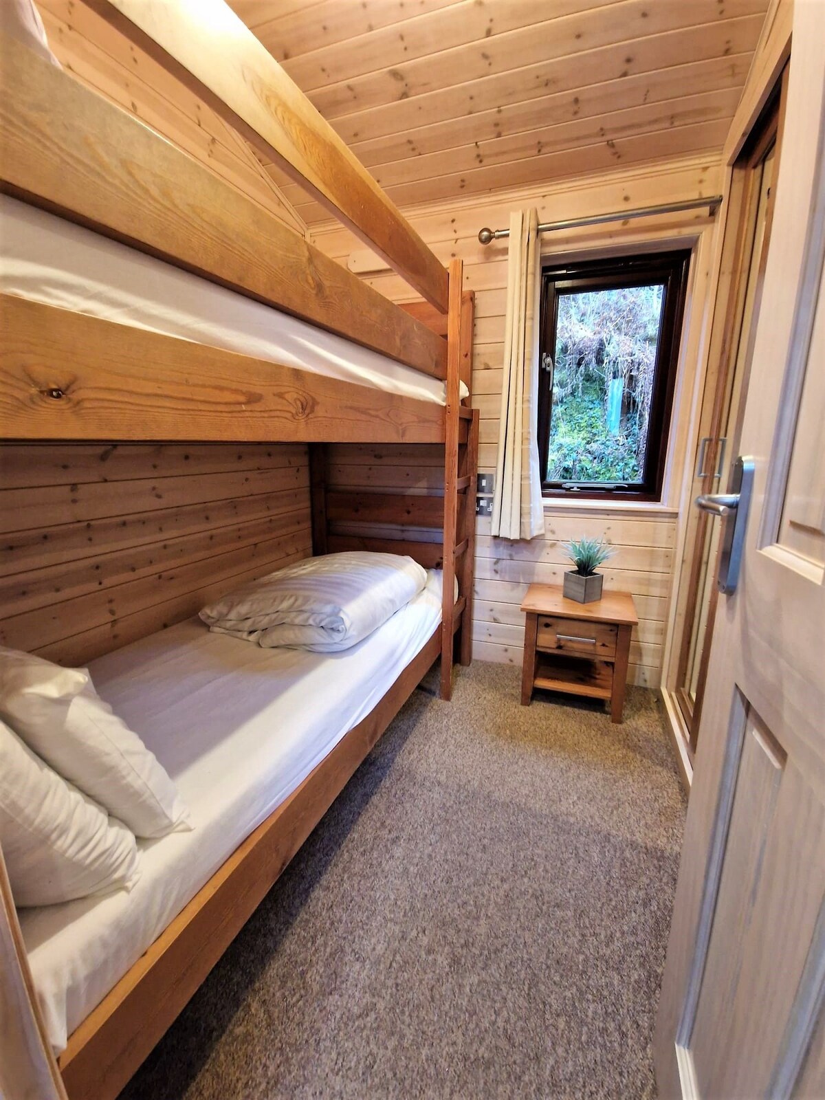 愉快的2卧室加拿大小屋，带阳台。