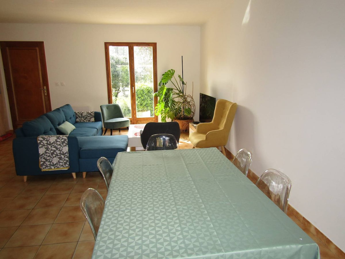 Pleasant spacious villa with swimming pool for 10 people near the lake of Lacanau