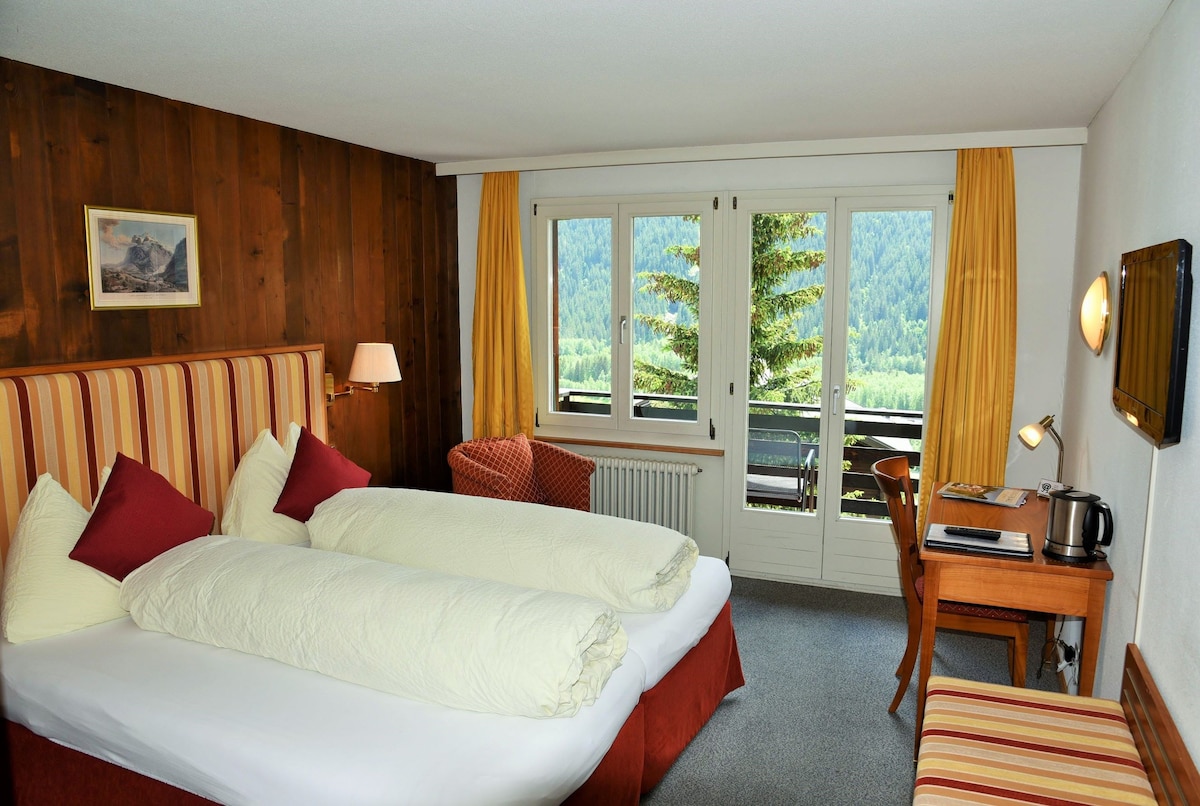 双人客房阳台，可欣赏Eiger美景，在Grindelwald中心享用早餐
 