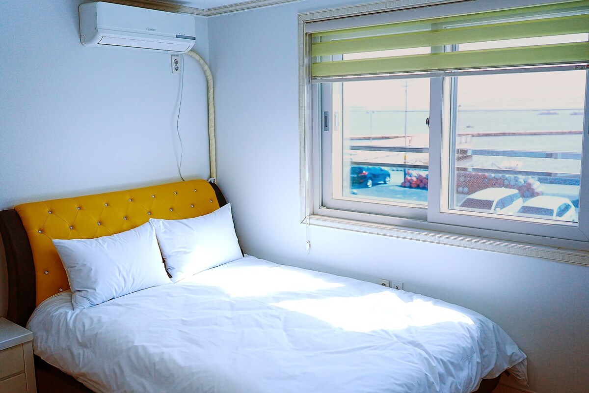 202房间设有整洁的客厅和干净的卧室，您可以在那里欣赏美丽的早晨阳光