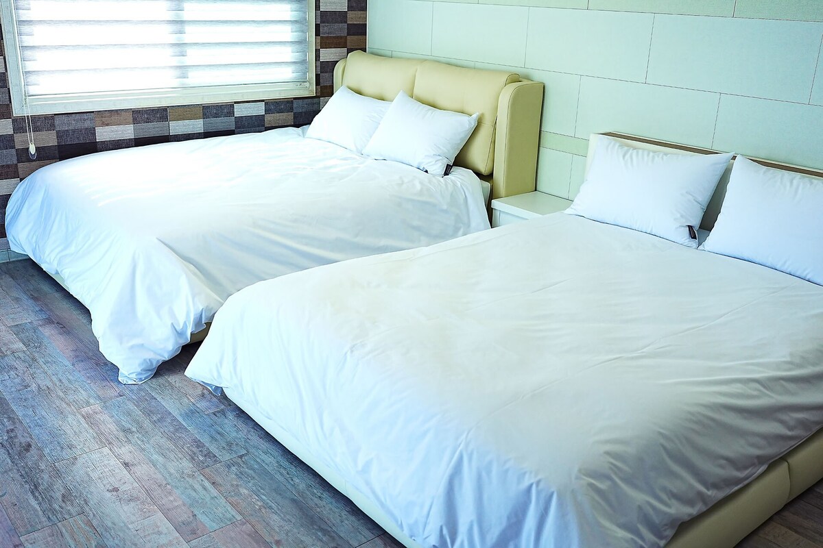 401房间位于整洁的客厅和清爽的卧室，您可以在那里欣赏美妙的早晨阳光