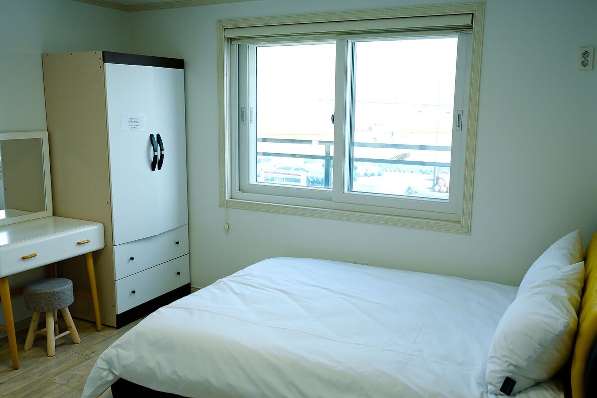 201号房间设有整洁的客厅和清爽的卧室，您可以在那里欣赏美丽的早晨阳光