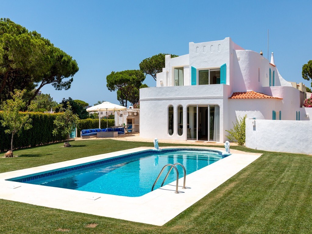 Bright 5-bedroom villa with private pool