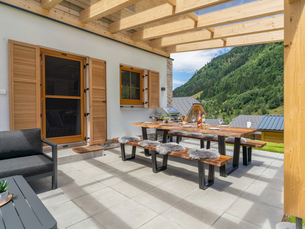 Chalet with covered terrace, sauna and spa bath