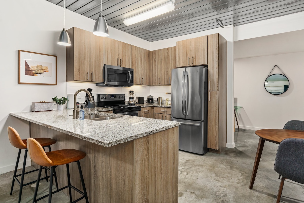 Lodgeur | Stunning 1BR loft w/ office | Midtown