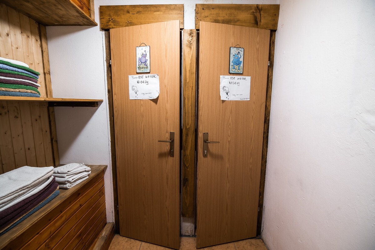 Free parking, bed in dormitory room in Tolmin