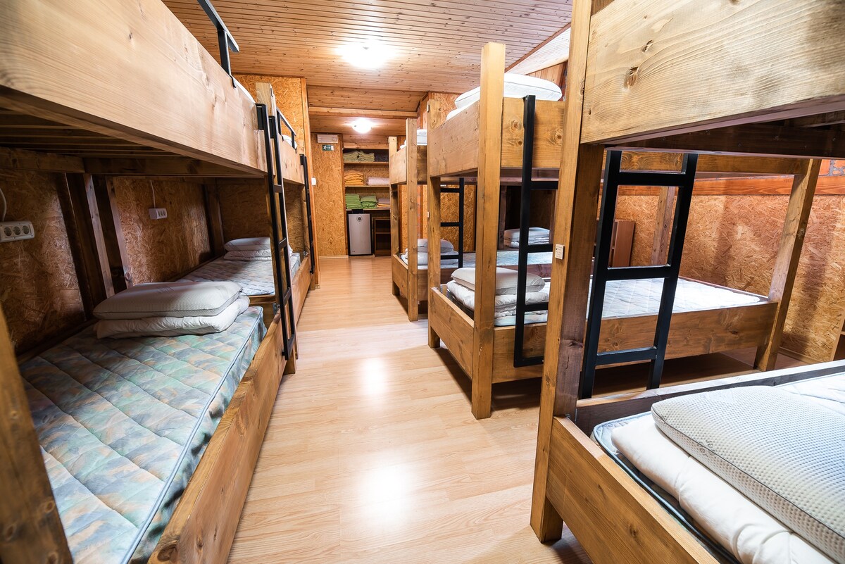 天堂旅舍（ Hostel Paradiso ）宿舍的床位，提供免费停车位