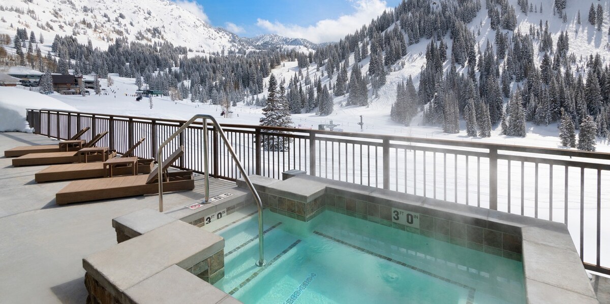 Minutes From Powderbird Helicopter Skiing! Pool!