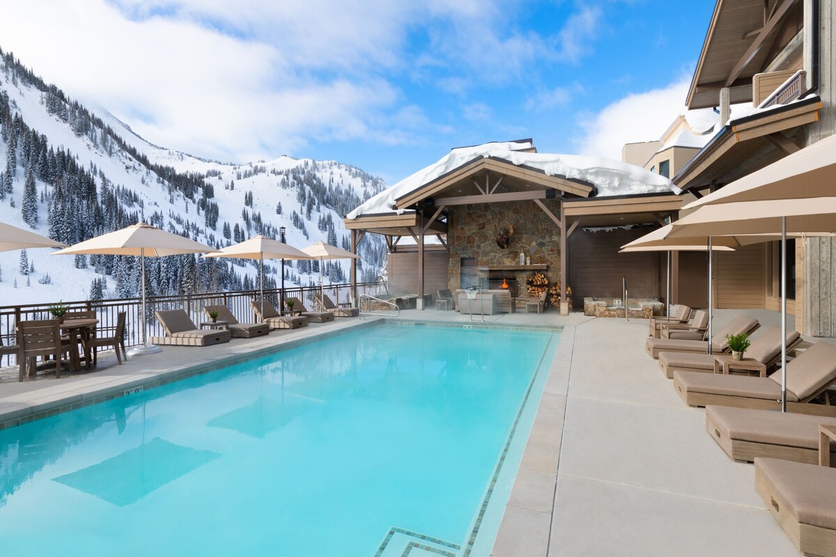 Minutes From Powderbird Helicopter Skiing! Pool!