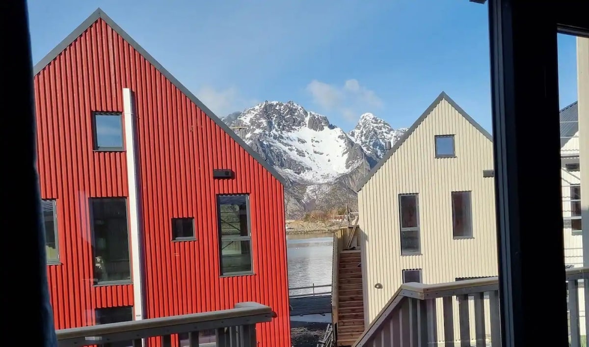 Modern apartment by the sea in Henningsvær