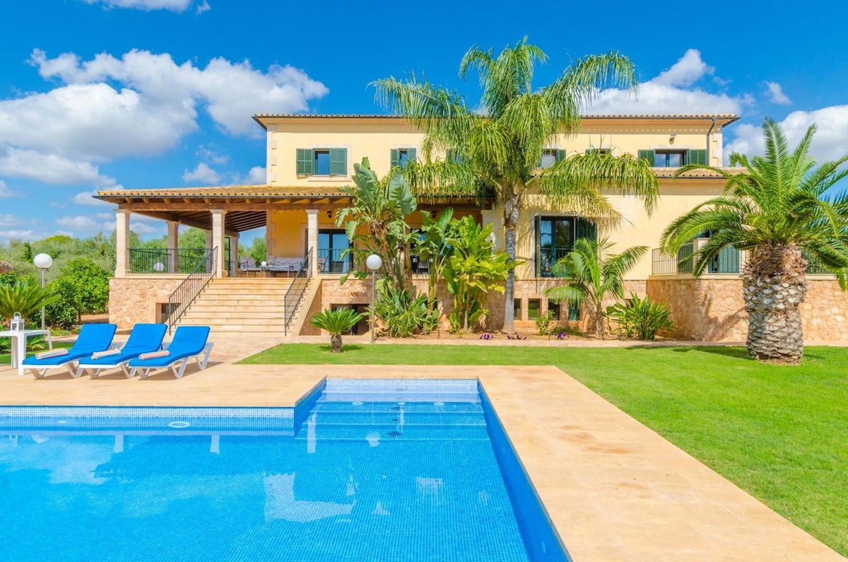 Villa 8 km away from the beach with swimming-pool