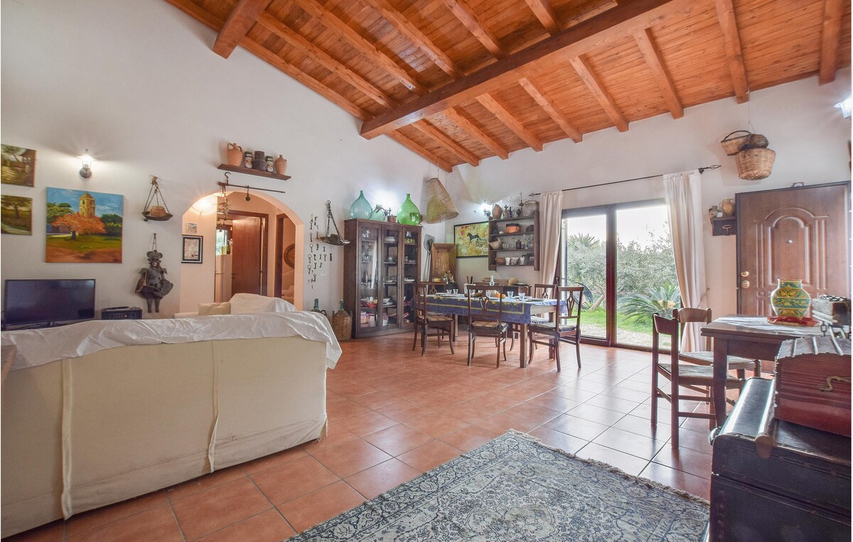 Amazing home in Santa Teresa di Riva with kitchen