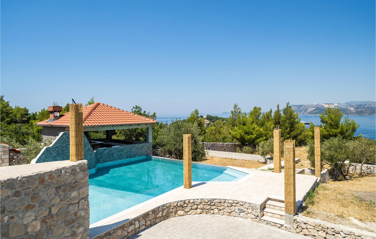 Awesome home in Cavtat with WiFi