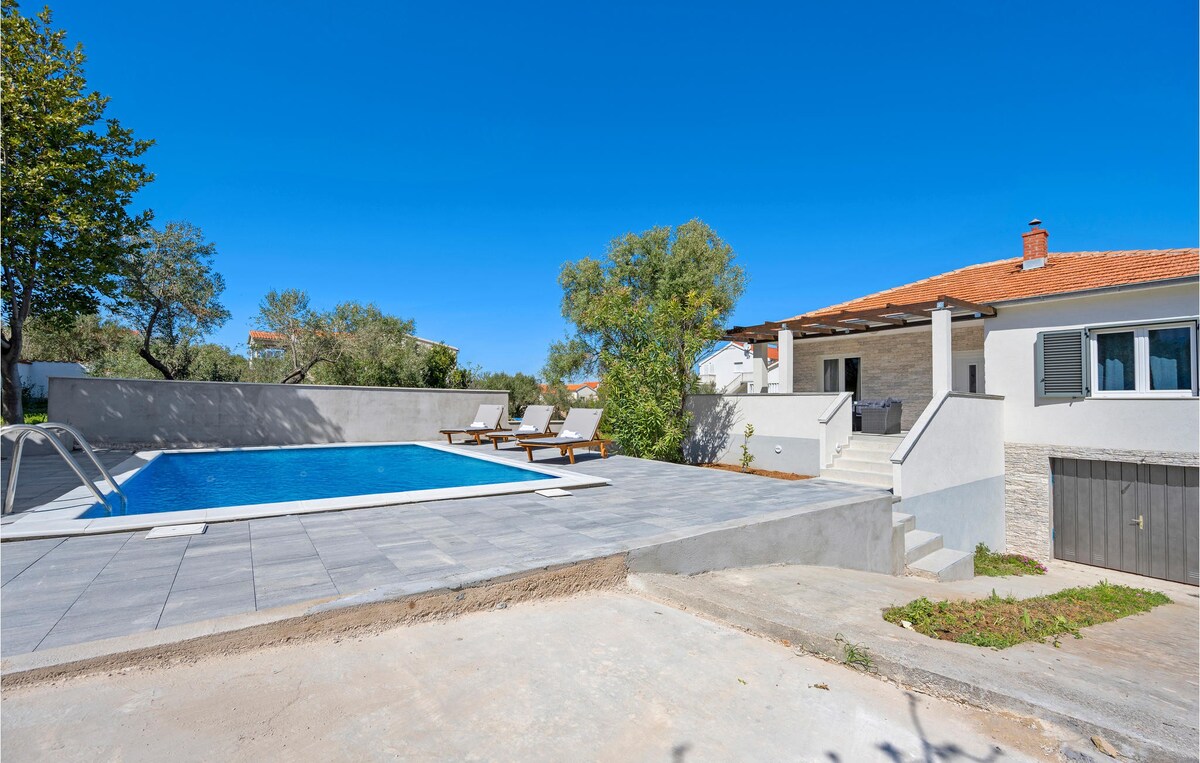 Nice home with WiFi, s and Outdoor swimming pool