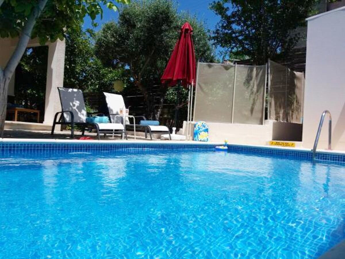 House 10 km away from the beach with swimming-pool