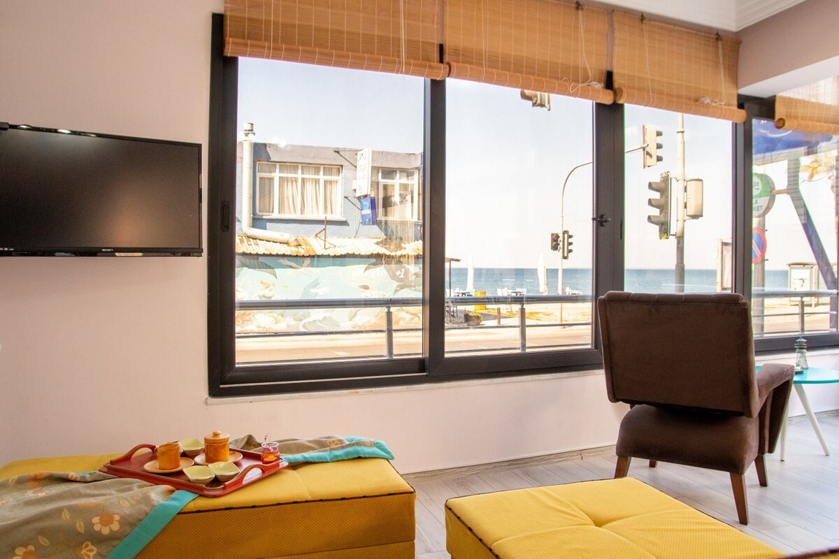位于Guzelbahce海边的五彩缤纷的公寓，可欣赏海景