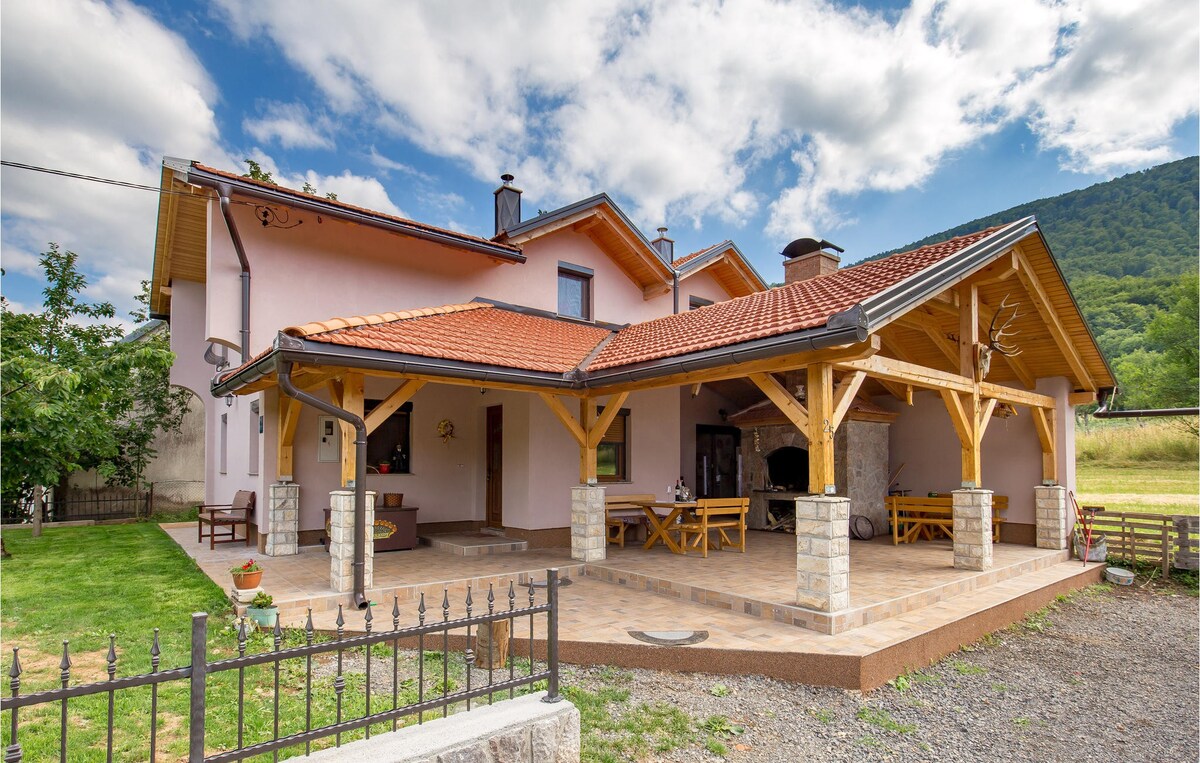 Pet friendly home in Vrzici with kitchen