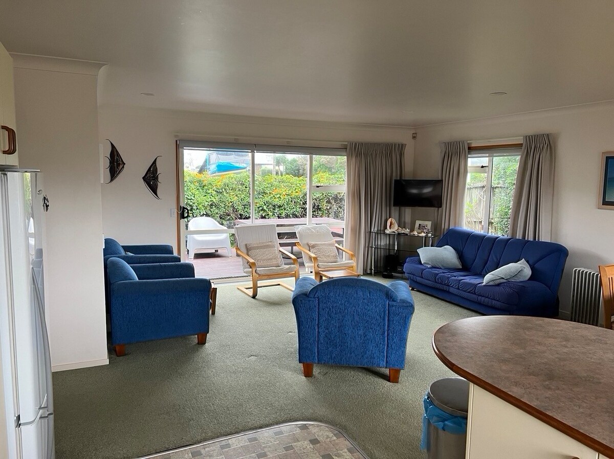 Baskervilla - Whangamata Holiday Home