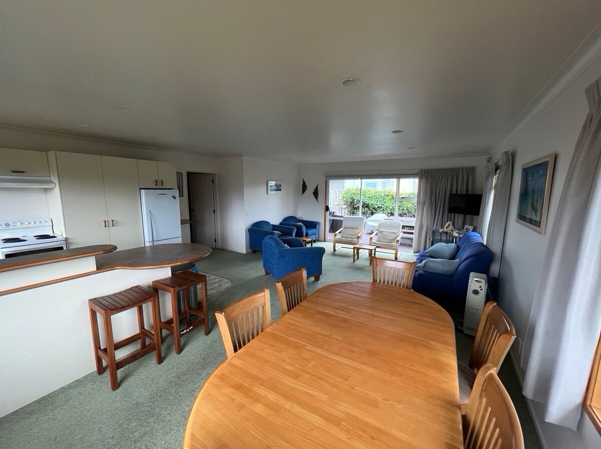 Baskervilla - Whangamata Holiday Home