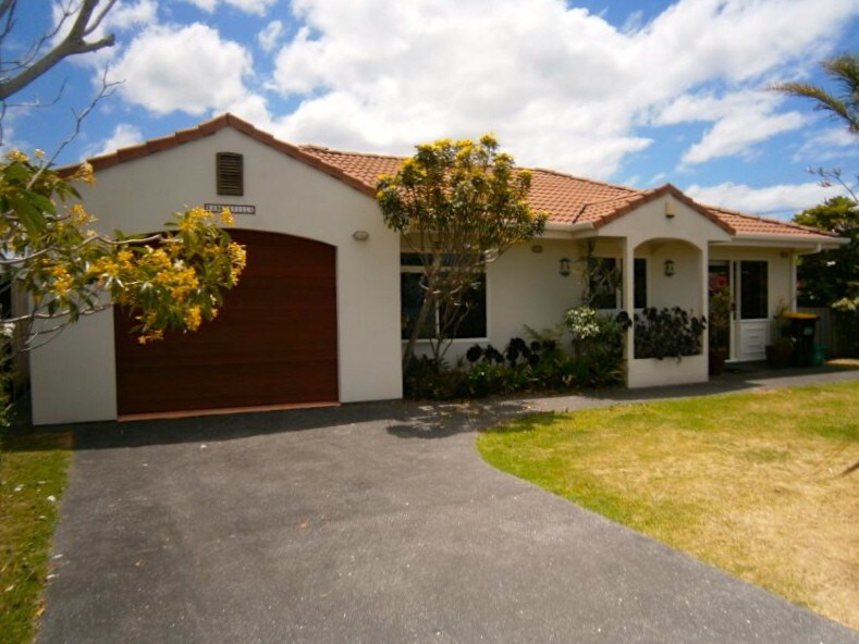 Baskervilla - Whangamata Holiday Home