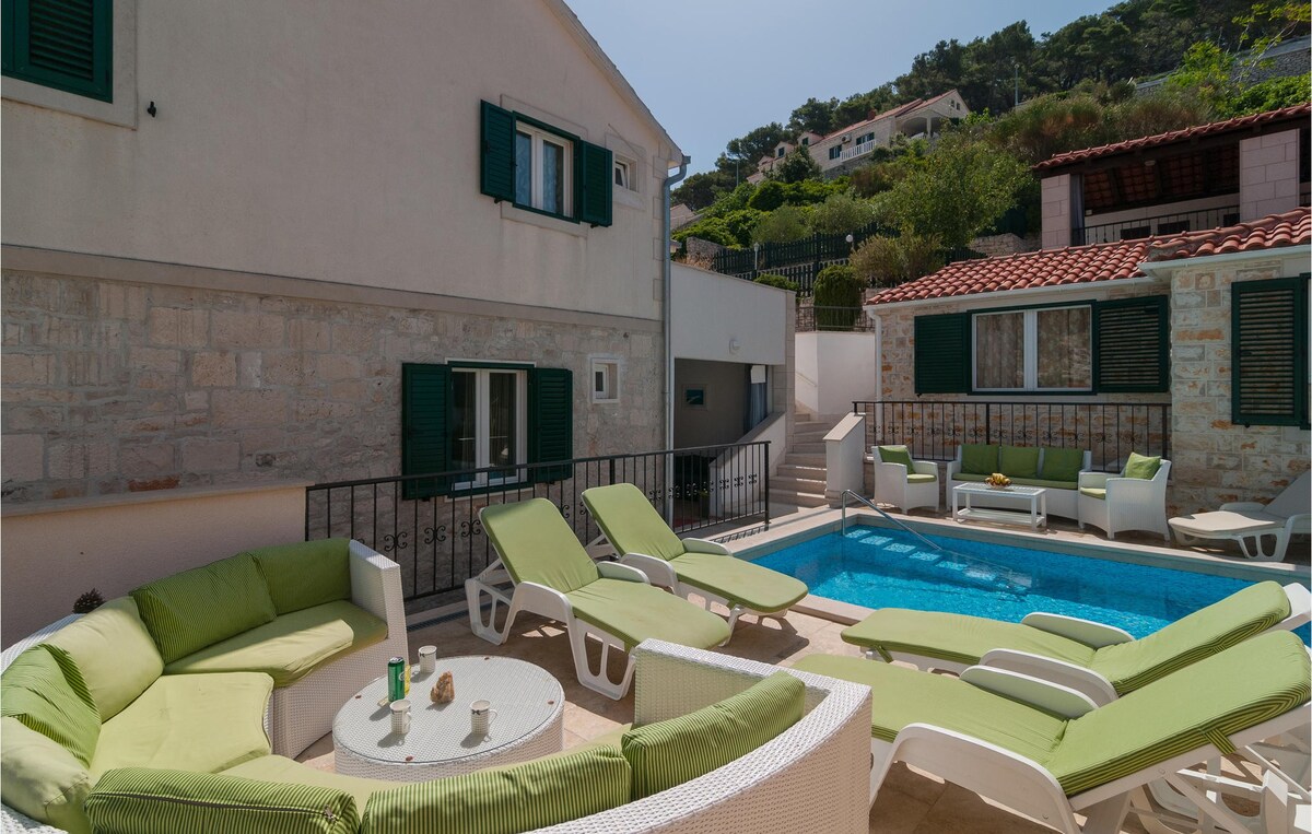 Amazing home in Pucisca with heated swimming pool