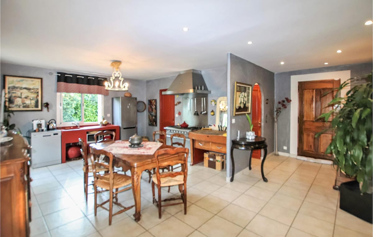 Awesome home in Montélimar with kitchenette