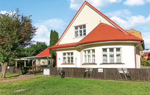 Stunning home in Darlówko with kitchen