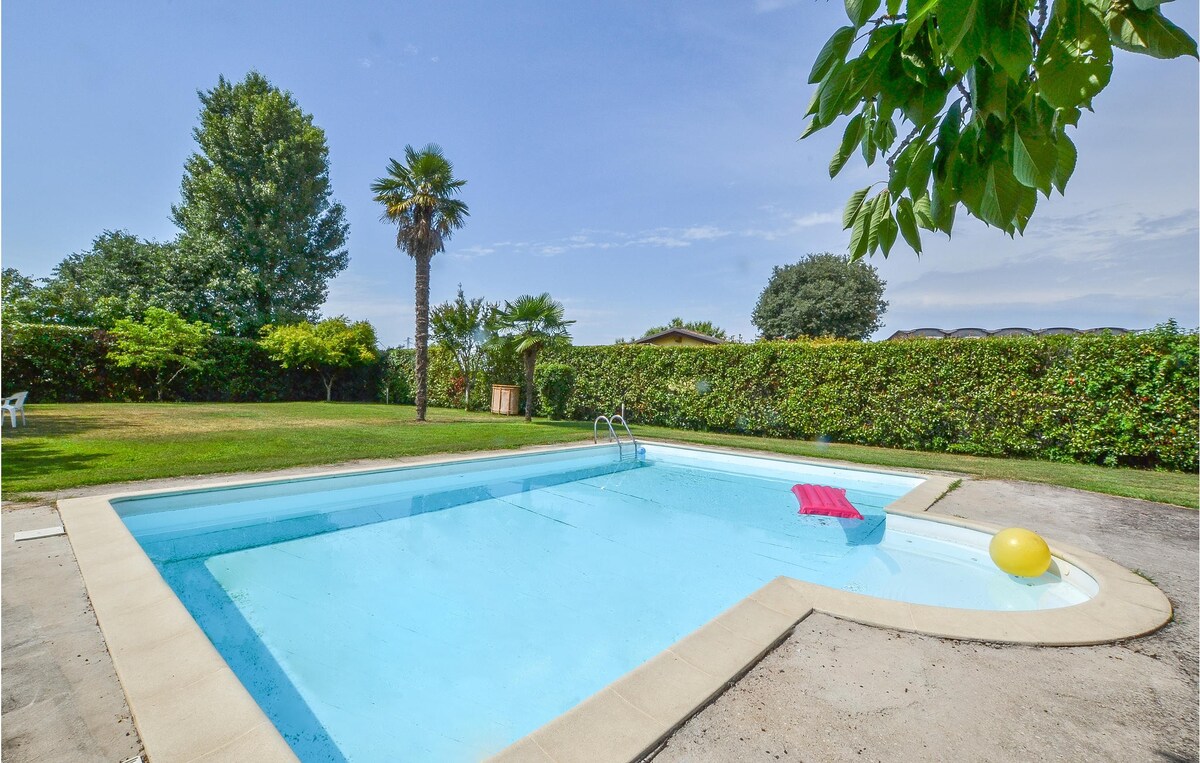 Beautiful home with Outdoor swimming pool, WiFi