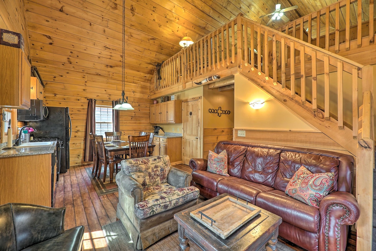 Warm & Woodsy Rothbury Escape w/ Loft & Porch