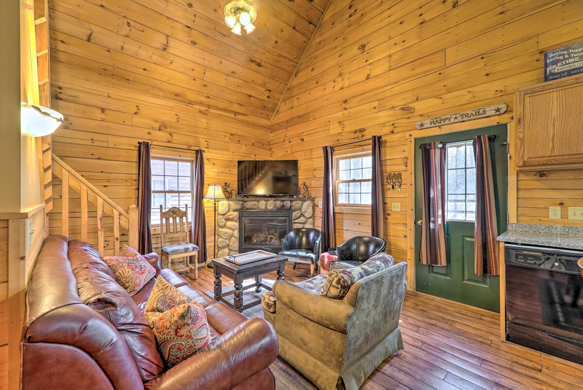 Warm & Woodsy Rothbury Escape w/ Loft & Porch