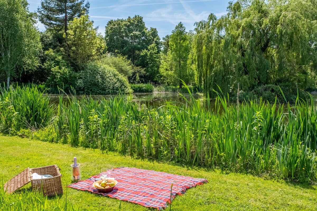 Rural cottage with a boating lake - The Calf Pens