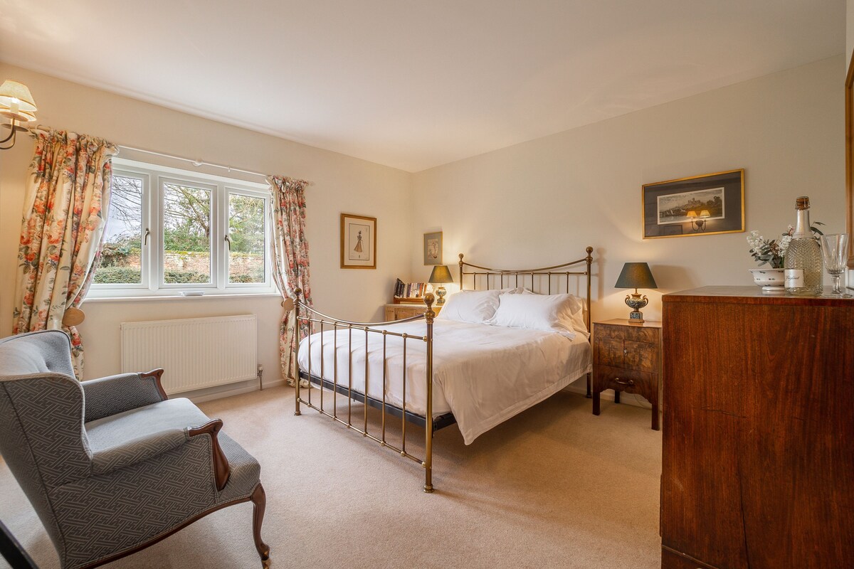 Rural cottage with a boating lake - The Calf Pens