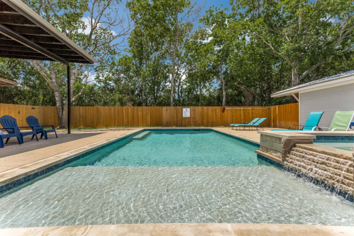 Hill Country Retreat w/ Private Pool + Hot Tub