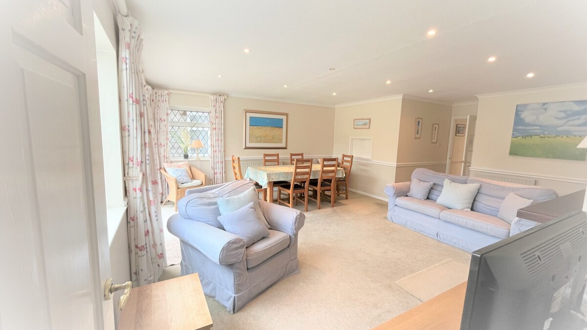 Seamist, a 3 bedroom bungalow in a quiet cul-de-sac and opposite the old fishing port of Padstow