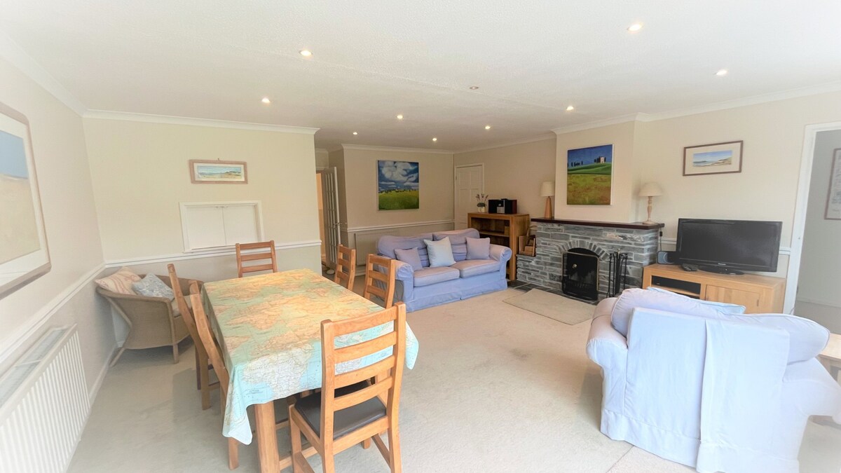 Seamist, a 3 bedroom bungalow in a quiet cul-de-sac and opposite the old fishing port of Padstow