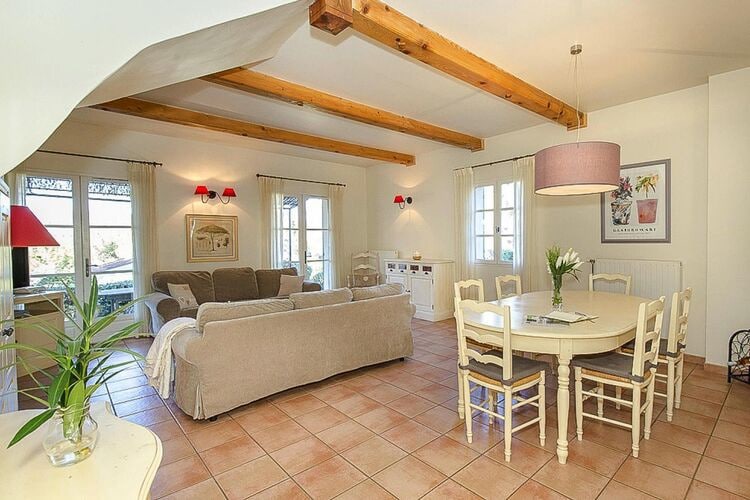 Terraced house in Domaine de Saint-Endréol with golf, SPA and communal pool