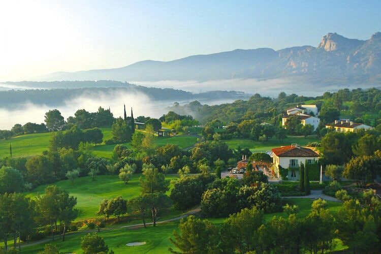 Terraced house in Domaine de Saint-Endréol with golf, SPA and communal pool