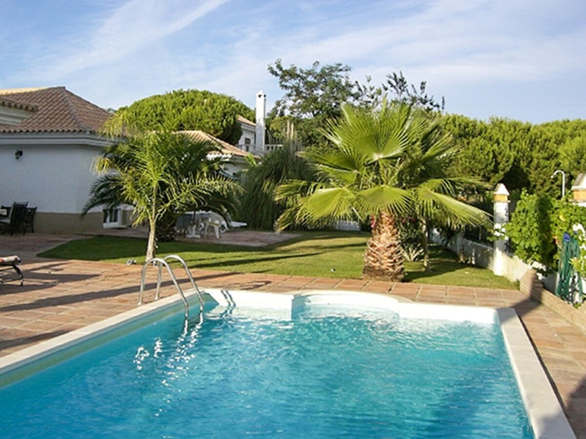 Villa 500 m away from the beach with shared pool
