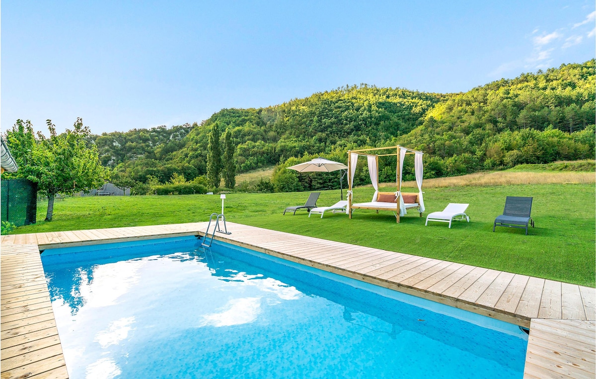 Beautiful home , 3 Bedrooms and Outdoor swimming