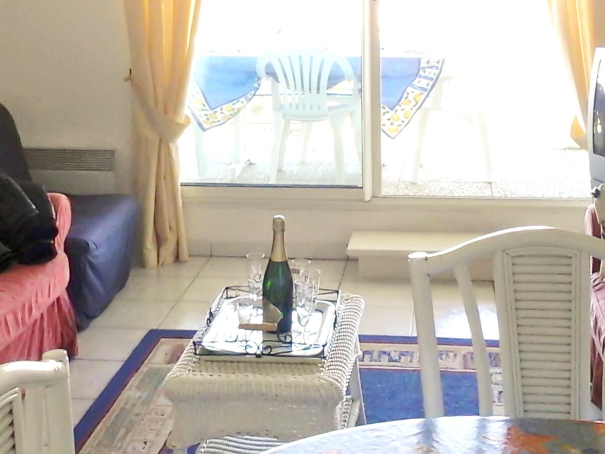 30 m away from the beach! Appartement for 4 ppl.