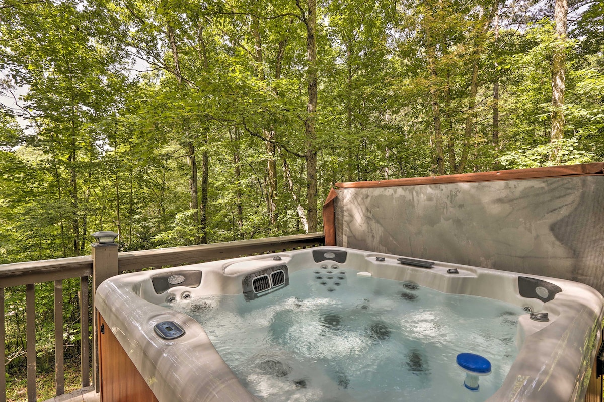 Scenic Murphy Escape with Hot Tub & Fire Pit!
