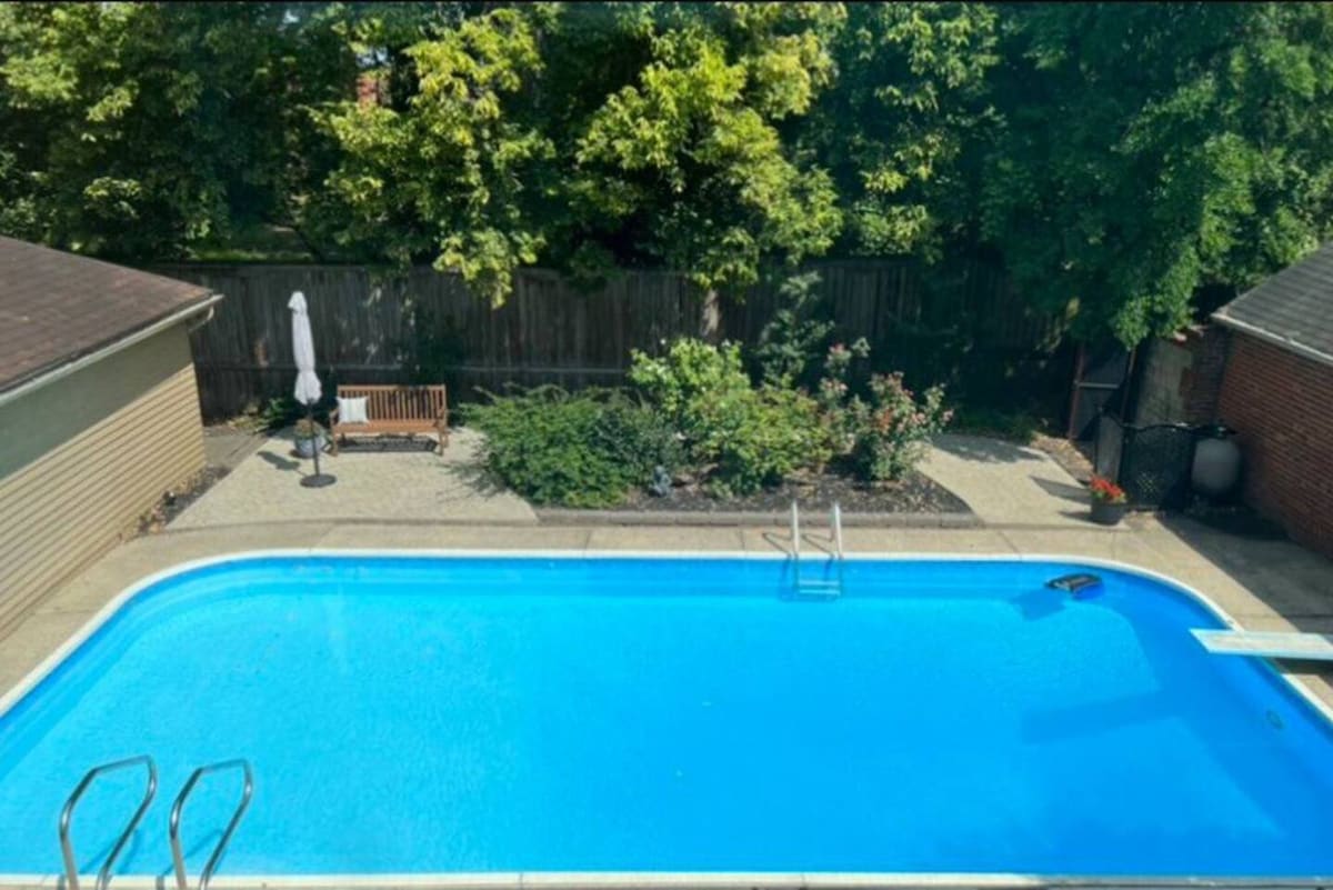 Blue Moon Cottage: Music Room, Inground Pool