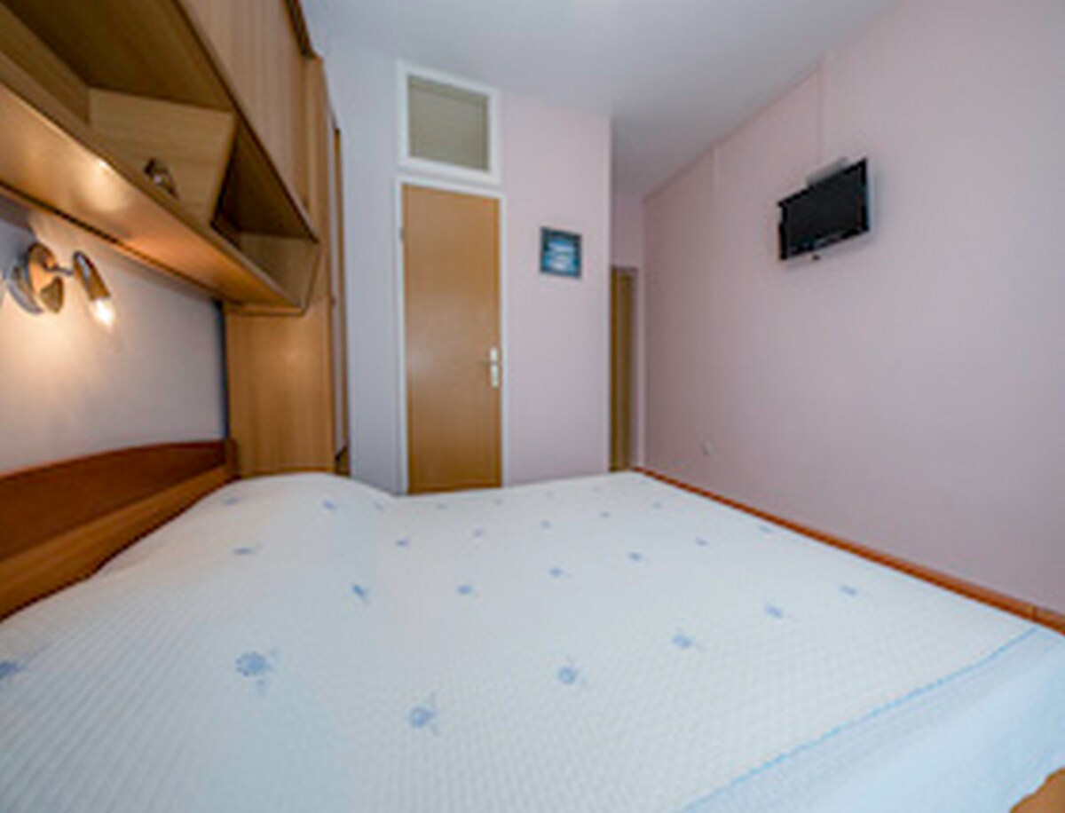 Apartments & Rooms Green Bay - Double Room with Balcony and Sea View (Room 1)