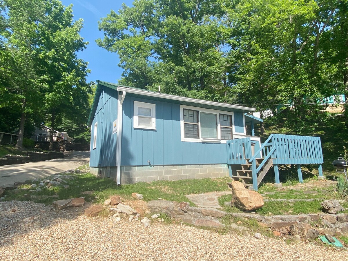 Renovated Cabin with Lake View/Access + Pool (C10)