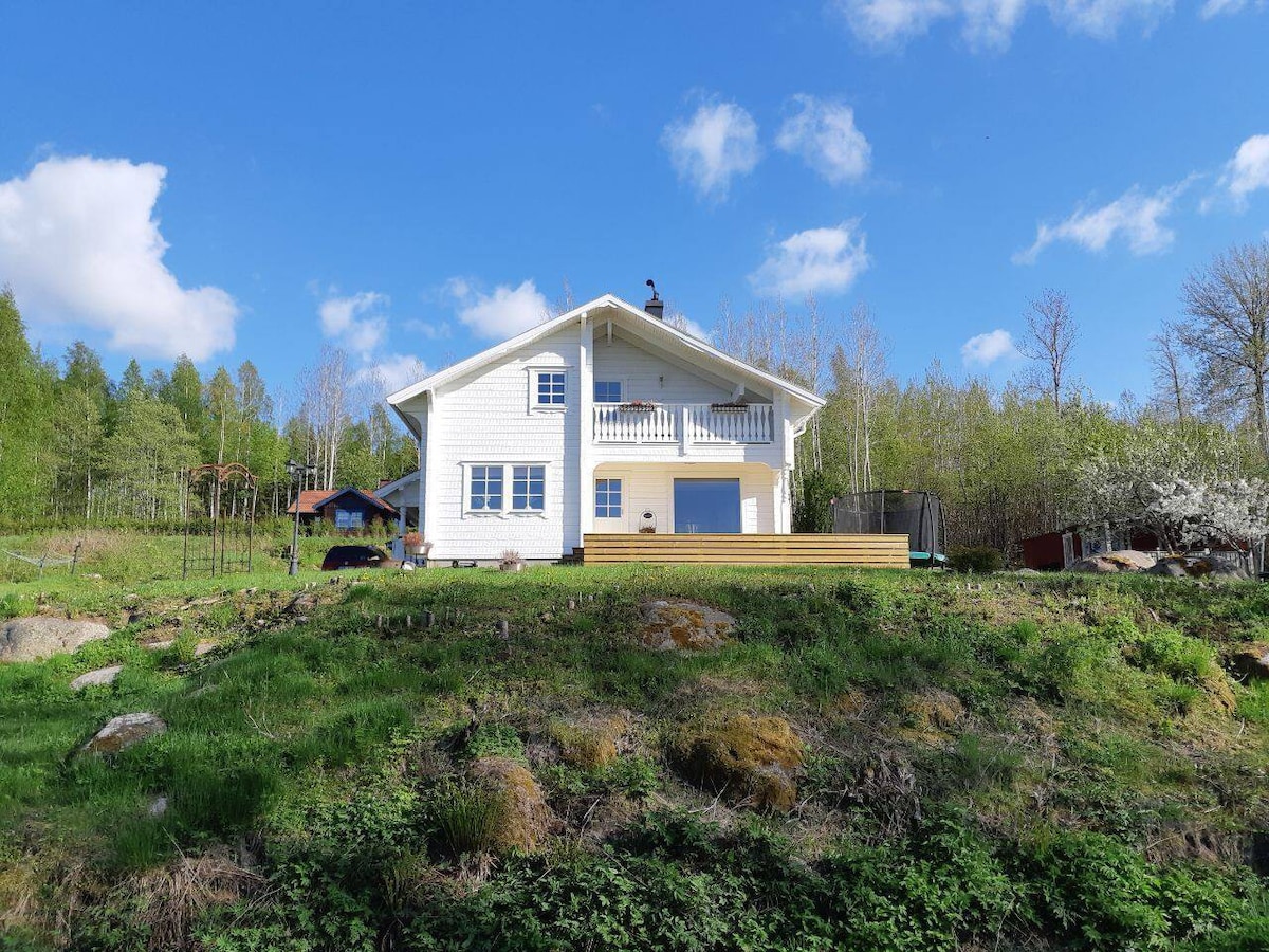 Stunning 8-Bed Cabin at lake Skagern