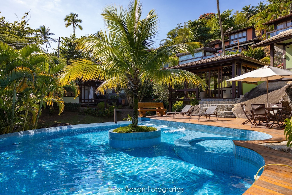 House with pool close to the beach in Ilhabela